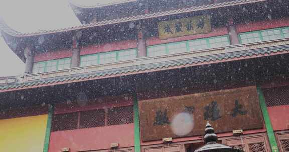 中国杭州灵隐寺下雨天