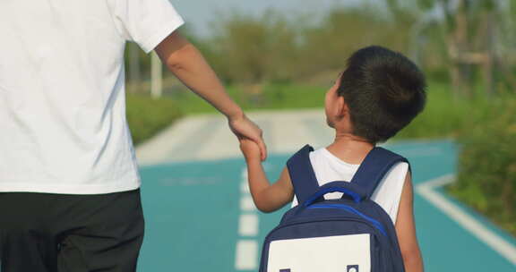 母子相伴上学