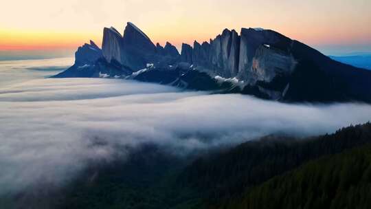 云海之上壮观的高山日出云海景象