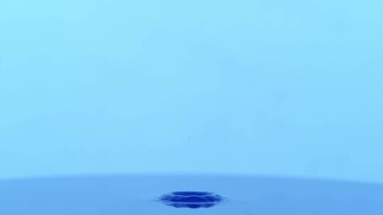 水滴落人水中的慢镜头视频素材模板下载