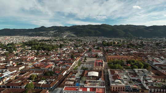 早上，无人机在墨西哥恰帕斯州的圣克里斯托瓦尔德拉斯卡萨斯市巡回演出