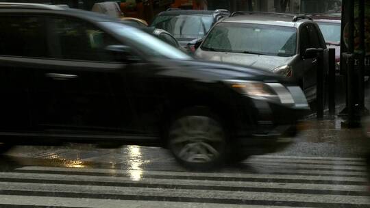 雨中繁忙道路上的交通视频素材模板下载