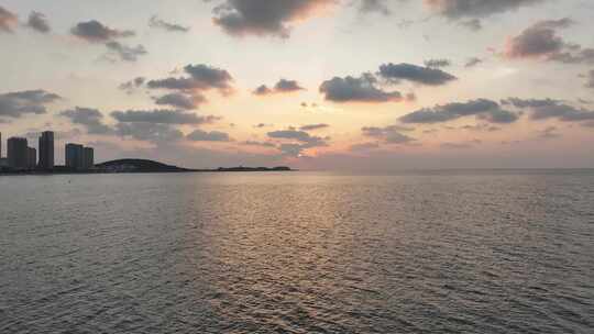 航拍威海国际海水浴场金海湾海上晚霞落日