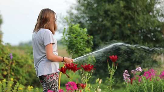 女子在花园里洒水浇花