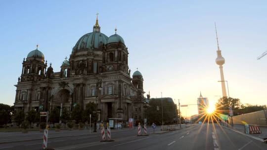日出时的柏林大教堂