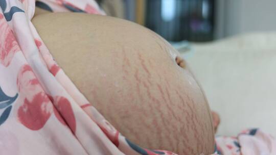 怀孕孕妇摸肚子