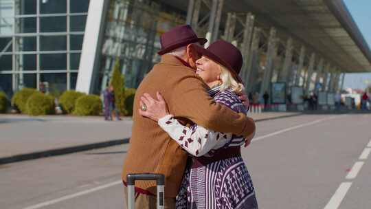 老年老夫老妻退休游客久别重逢机场航站楼聚会