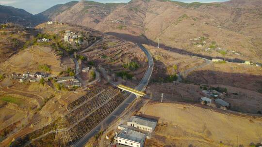 金秋季节隐藏在中国西南山区的高速公路