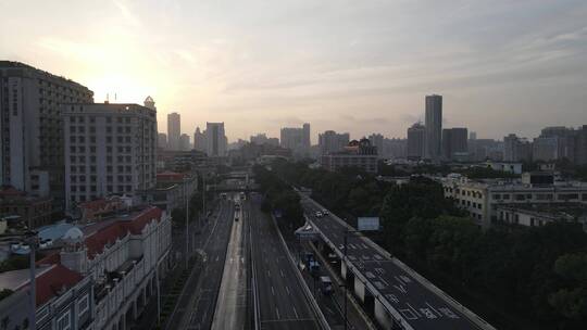 广州城市道路的清晨
