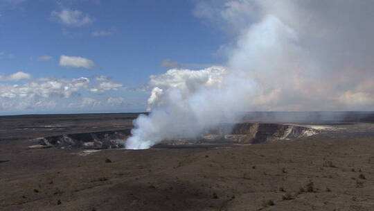 基拉韦厄火山口烟雾喷发视频素材模板下载