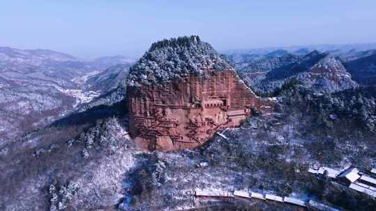 雪景天水麦积山石窟