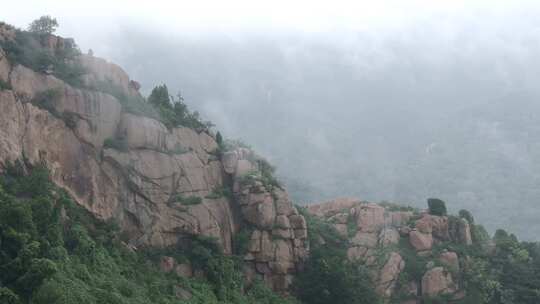 雨后泰山扇子崖，云雾缭绕