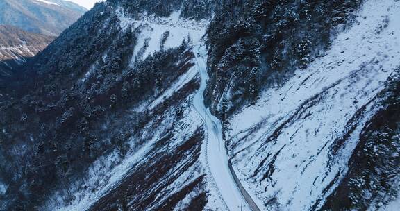 汽车雪山行盘山公路