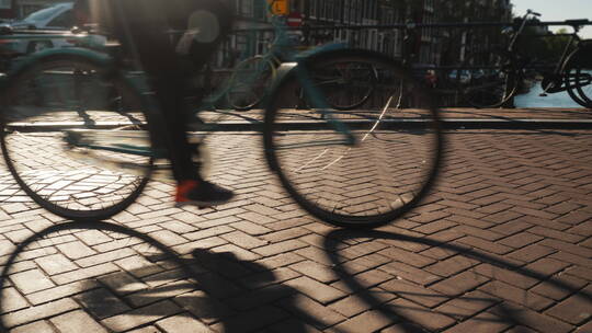 道路上自行车经过的特写镜头