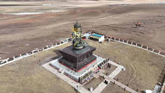 藏区牧民礼拜寺庙格萨尔王雕像航拍