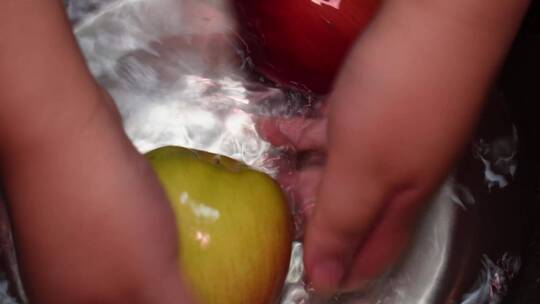 清洗切开的智利彩啤梨进口水果梨子