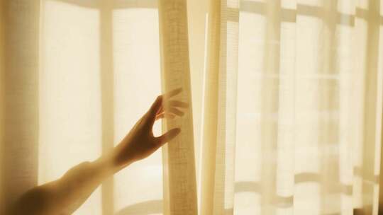 手触摸拉开窗帘场景