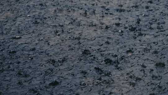 下雨天雨滴雨水雨季地面雨滴特写镜头