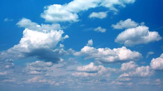 巨大的云彩在天空中快速移动
