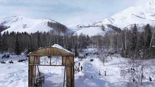 航拍新疆禾木雪景森林雪地小木屋禾木桥雪山