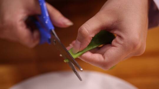 用剪刀剪菜