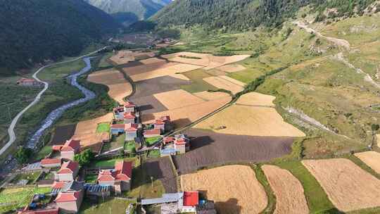 航拍四川甘孜贡嘎山乡上城子村田园风光