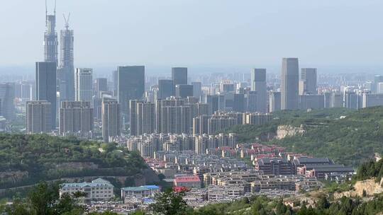 济南城区南部野峪顶，蓝天白云俯瞰城市全貌