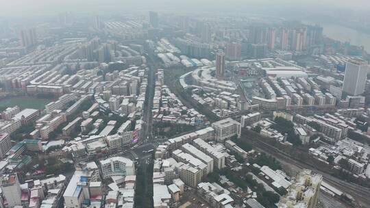 航拍湖南永州冬天城市雪景下雪后的楼顶4K