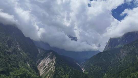 航拍四川甘孜贡嘎山区南门关沟森林河谷风光