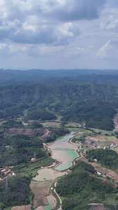 竖屏航拍南方山川丘陵梯田农田