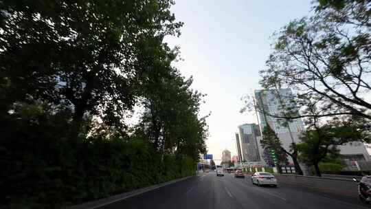 开车行驶在北京城市地标建筑