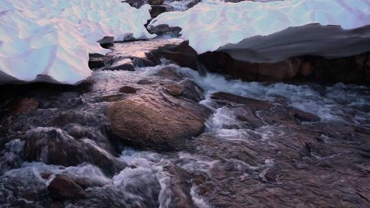 高山溪流中清澈的水流