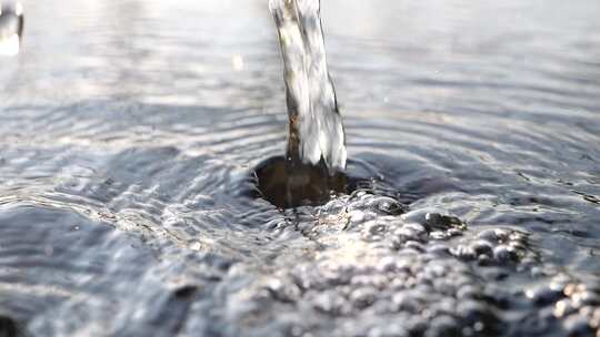 水流落入水中溅起水花水波纹慢动作
