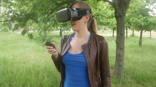 女子在公园里体验虚拟现实