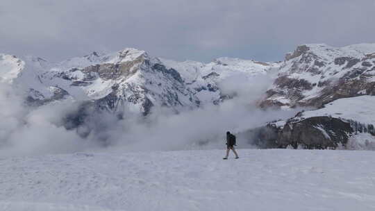 男人行走在雪山山顶