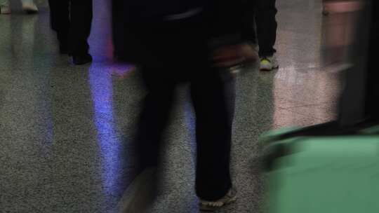 火车站行人脚步匆忙人流慢门光影人群城市