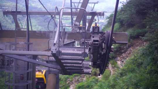 乘坐缆车景区索道观光缆车特写森林山上风景视频素材模板下载