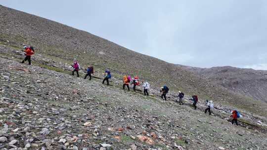 新疆帕米尔高原户外徒步旅行者登山