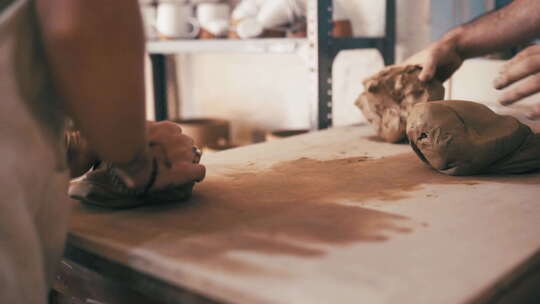 手、粘土和人们在为小企业创业的陶瓷产品车
