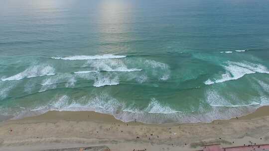 海滩海浪海面游人航拍