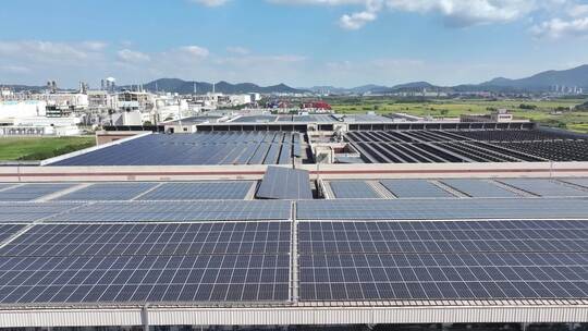 工厂厂房楼顶分布式太阳能光伏发电站视频素材模板下载