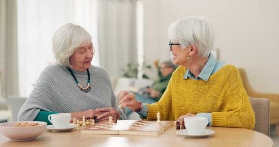 老年妇女、朋友和击掌，在家里一起下棋比赛