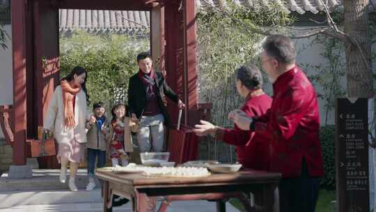 春节一家人团圆包饺子写春联