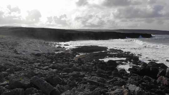 爱尔兰穆迪黑色海滩的天线，背景是大悬崖