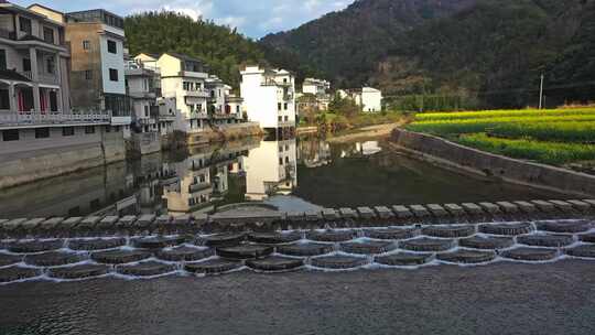 徽派古村前的鱼鳞坝