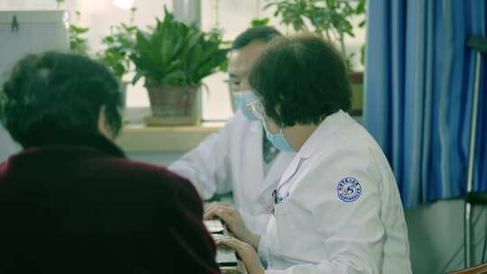 医院医生给病人看病询问病人病因视频素材模板下载