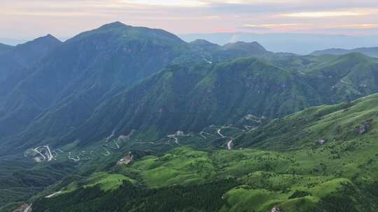 山间蜿蜒公路的自然风光航拍