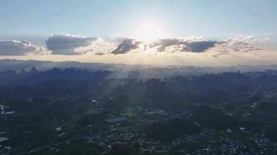 鸟瞰桂林日落时分的山景