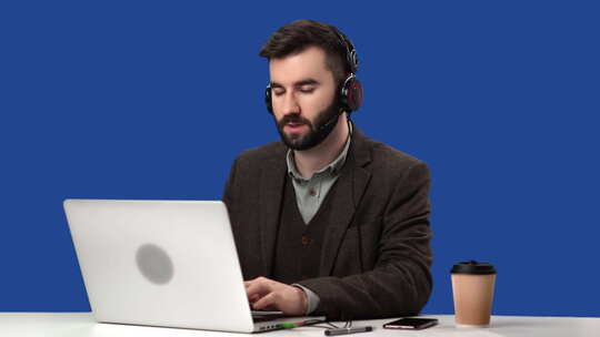 商务人士耳机通话在线视频通话远程见面使用笔记本电脑色度键蓝屏视频素材模板下载