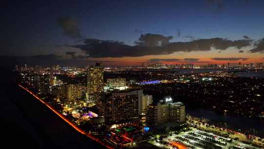 空中游览迈阿密夜灯日落视频